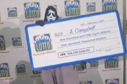 Ganó la lotería y se disfrazó para recibir el premio
