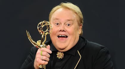 Ganó tres Emmy, dos por la serie animada Living with Louie y otro por su papel en Baskets (Crédito: Twitter)