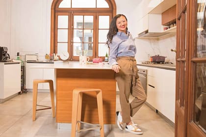 Gao en la cocina del departamento centenario que remodeló hace poco más de un año.