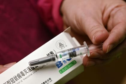 Gao Fu, director del Centro de Control de Enfermedades de China, señaló ayer en una comunicación técnica que podría mejorarse la eficiencia de las vacunas generadas en aquel país