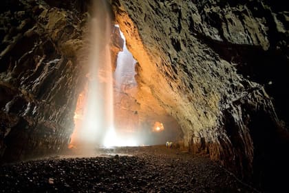 Gaping Gill, en Inglaterra, tiene una de las cámaras más enormes de las cuevas de Gran Bretaña