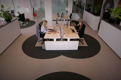 Garantizar un espacio de trabajo seguro y el bienestar de los colaboradores es una de las condiciones más importantes que deben cumplir hoy las empresas que quieran retomar sus actividades presenciales.