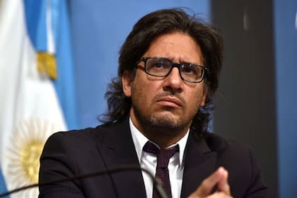 Carrió acusó al ministro por darle funciones a la exfuncionaria vinculada a Aníbal Fernández; el acuerdo se produjo cuando ella dejó la Procuración