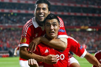 Garay y Cardozo festejando el 3-1