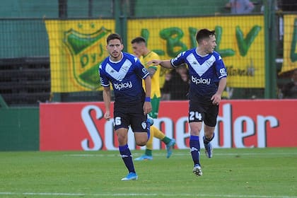 Garayalde (izquierda) festeja el gol, acompañado por Guidara