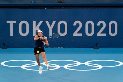 Garbiñe Muguruza entrena en el Centro de Tenis Ariake previo a los Juegos Olímpicos de Tokio, el miércoles 21 de julio de 2021. (AP Foto/Alex Brandon)