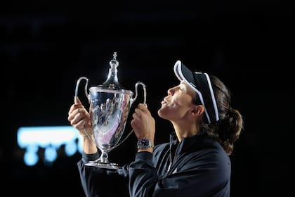 Garbiñe Muguruza, y el trofeo del WTA Finals; desde anoche, la española es la nueva Maestra del tenis