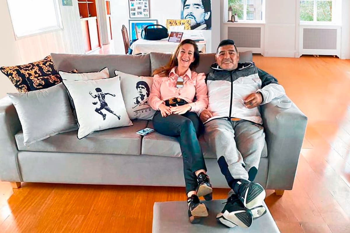Garbini y Maradona, en un sillón. La imagen fue tomada en septiembre y comapartida por la empresaria el día de la muerte del astro del fútbol