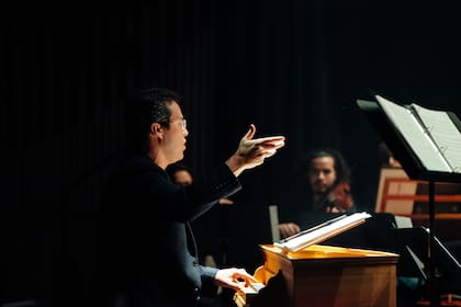 García Alarcón en la inauguración del teatro, al frente de Cappella Mediterranea, con la que se presentó en el Colón en 2023
