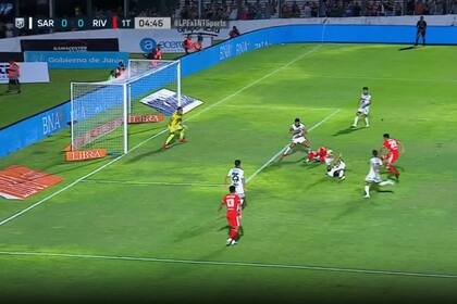 García "ataja" el remate de Aliendro; fue el penal que derivó en la apertura del marcador para River