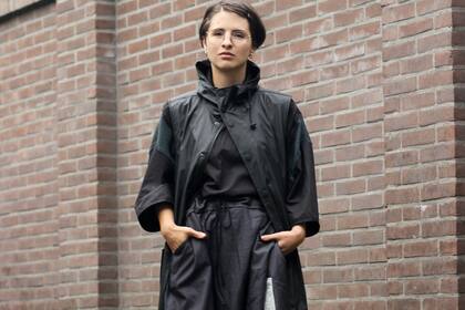 García Bello recupera prendas y descartes textiles, que devienen una nueva configuración textil