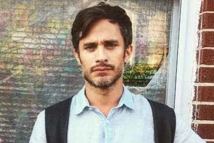 García Bernal interpreta a Camilo, un salvavidas cubano cuya vida cambia después de rescatar a un empresario mexicano