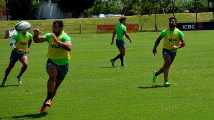 García Botta, con la pelota en el entrenamiento de los Jaguares