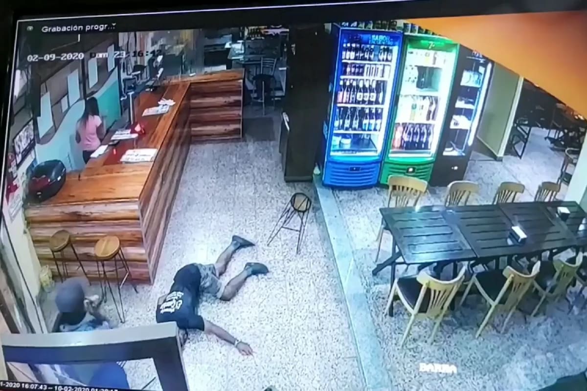 García, en el piso, tras haber sido baleado en el abdomen durante el robo en la pizzería El Gauchito, en Spiro y Beethoven