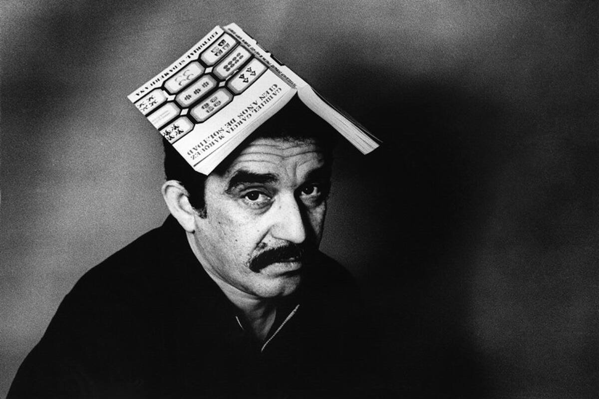 García Márquez posa con un ejemplar de la primera edición de Cien años de soledad, en 1975