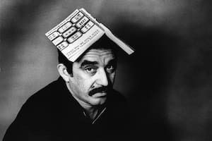 García Márquez posa con un ejemplar de la primera edición de Cien años de soledad, en 1975