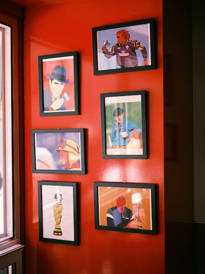 Gardel, el Papa, los gauchos, Maradona y Batistuta en tonos estridentes decoran el pequeño local de Pin-Pan.