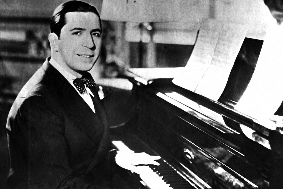 Gardel en la puerta de su casa de Jean Jaures