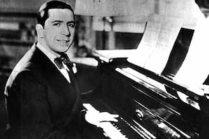 Gardel en la puerta de su casa de Jean Jaures