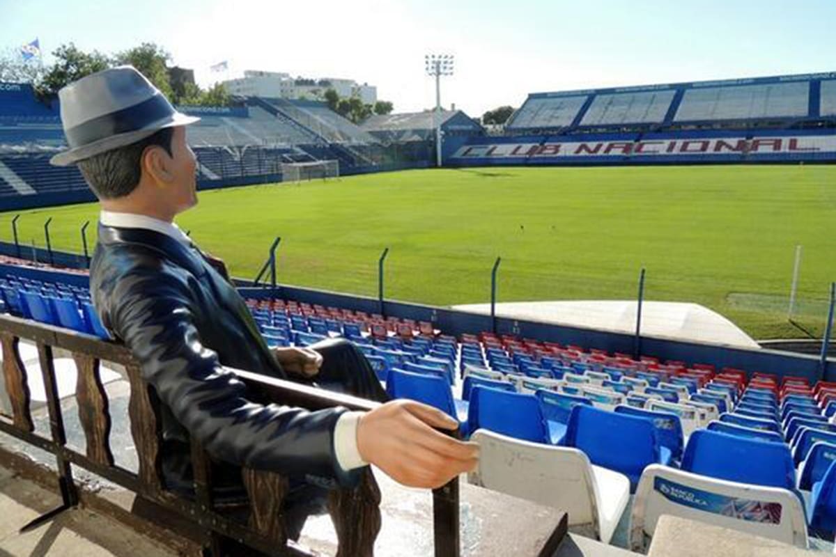 Gardel, en una platea del estadio de Nacional. ¿Era hincha del Bolso?