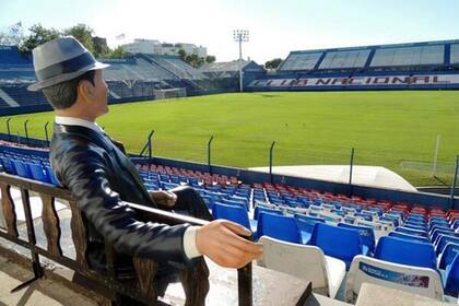 Gardel, en una platea del estadio de Nacional. ¿Era hincha del Bolso?