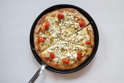 Gardel Eterno, una de las pizzas especiales de Roma a base de muzzarella, queso brie, ricota, tomillo, tomates cherrys confitados y aceite de oliva