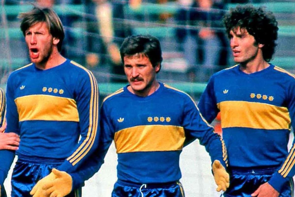 Gareca, Passucci y Ruggeri, en una foto tomada por el fotógrafo japonés Masahide Tomikoshi durante una gira de Boca en 1982 por suelo nipón (@Tphoto)
