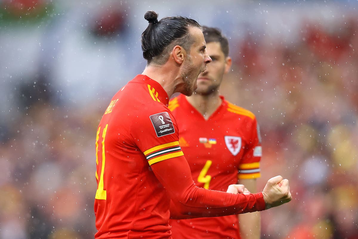 Gareth Bale, de Gales, festeja ante los ucranianos