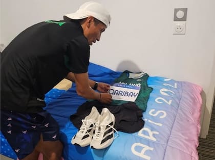 Garibay en la Villa Olímpica, acomodando su ropa para debutar en la maratón