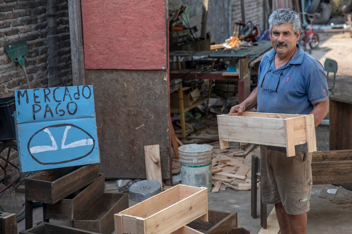 Garin 24/11/2020. Entrevista con Eduardo Cortez, puestero del km 38,5 de la Panamericana que usa Mercado Pago, junto a su hijo y nietos en el taller y casa donde vive