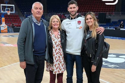 Garino, con sus padres y su pareja, Paula