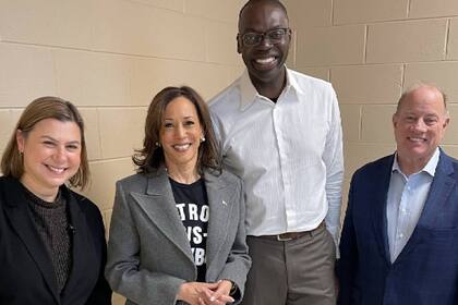 Garlin Gilchrist , vicegobernador de Michigan, anunció este martes que se sumará a la carrera para gobernador de 2026; en la imagen aparece con la exvicepresidenta Kamala Harris
