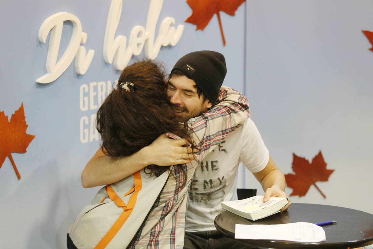 Garmendia, con una seguidora al firmar su libro