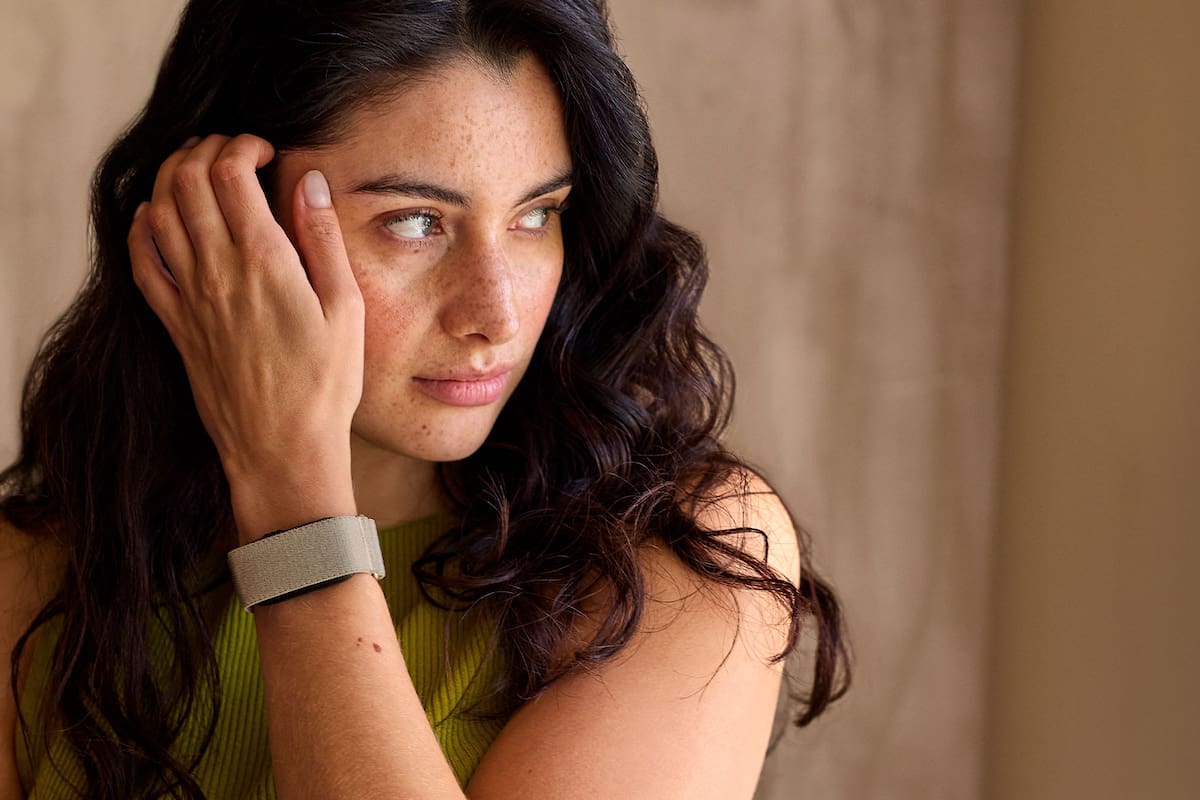 Garmin Cirqa es la primera pulsera deportiva sin pantalla de la compañía; se puede usar en la muñeca o el bíceps, y puede hacer un seguimiento de los signos vitales y la actividad deportiva durante 10 días