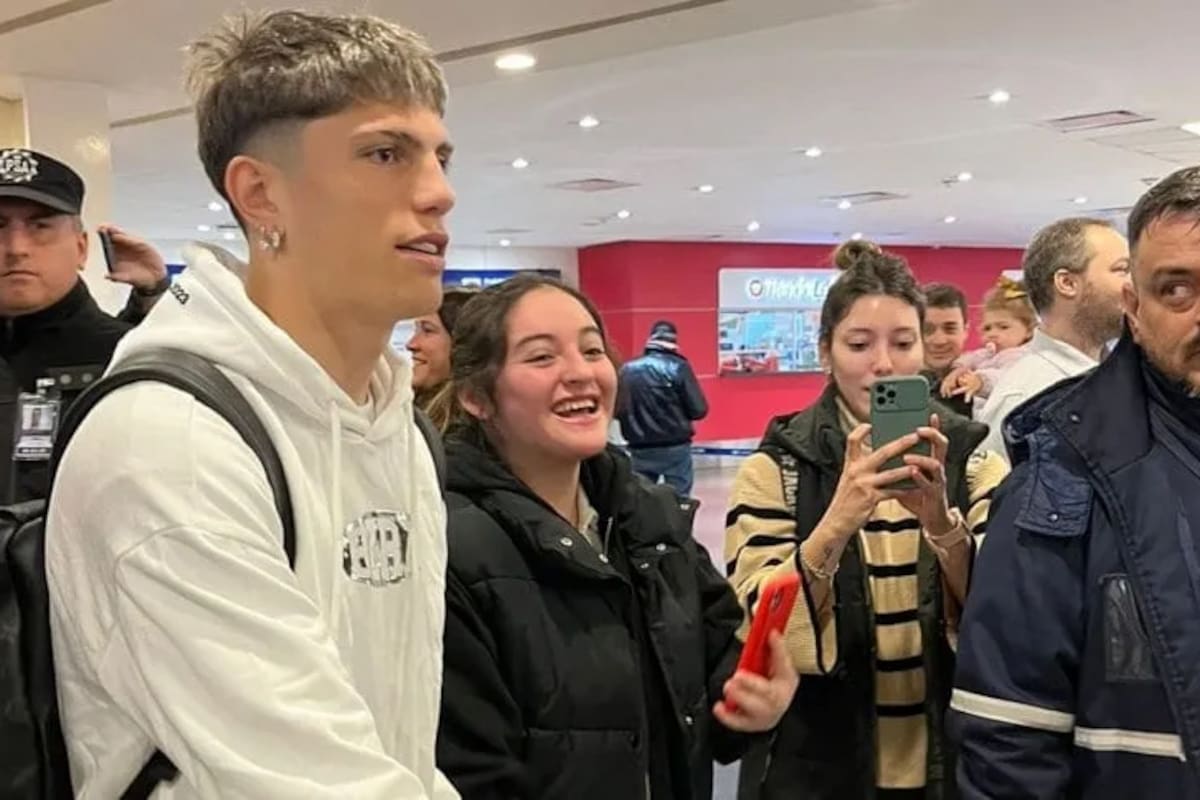 Garnacho llegó a Ezeiza para sumarse al seleccionado argentino