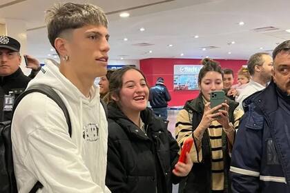 Garnacho llegó a Ezeiza para sumarse al seleccionado argentino