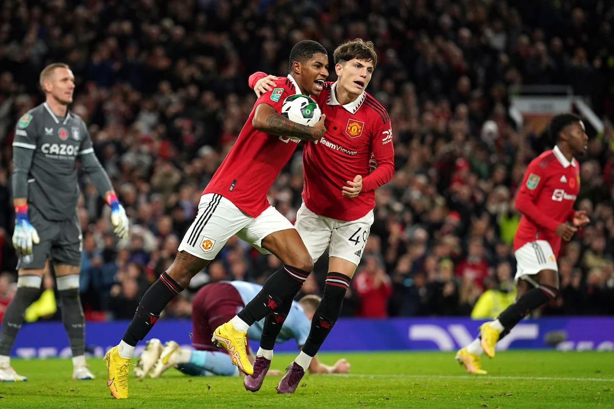 Garnacho lo abraza a Rashford en uno de los goles del equipo de Manchester en la victoria ante Aston Villa en el que el argentino fue clave