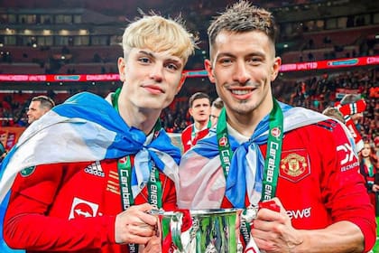 Garnacho y Lisandro Martínez, con copa y banderas argentinas