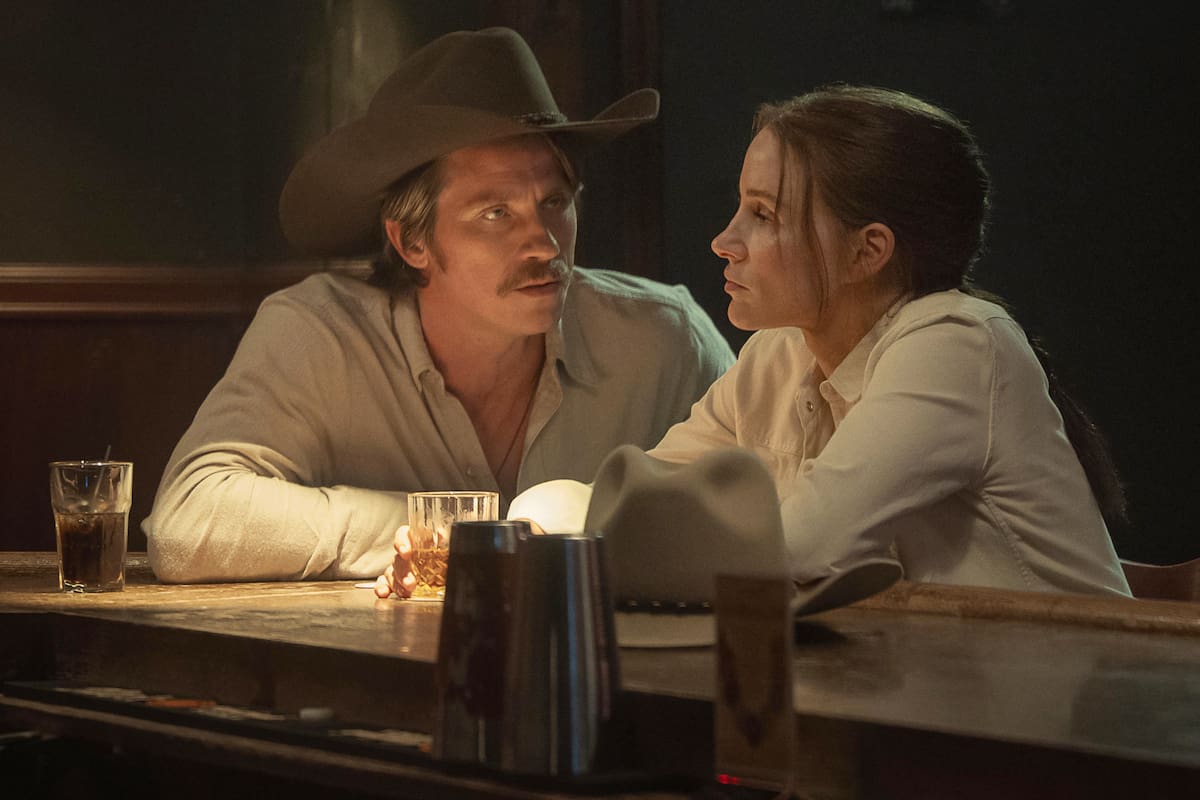 Garrett Hedlund y Jessica Chastain en una escena de Heartland (2026), estreno de este mes en Netflix