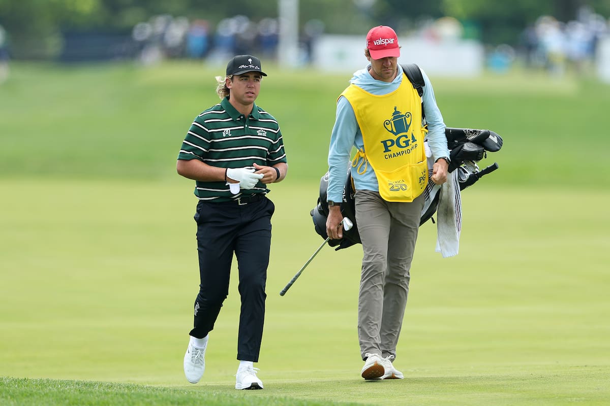 Garrick Higgo, de Sudáfrica, camina por el hoyo 16 junto a su caddie Austin Gaugert durante la primera ronda del PGA Championship en el Aronimink Golf Club; la relación se terminó