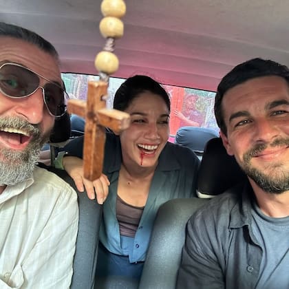 Garriga con Mario Casas y Luis Zahera en el rodaje de Zeta (2026), la película de acción y espionaje de Prime Video