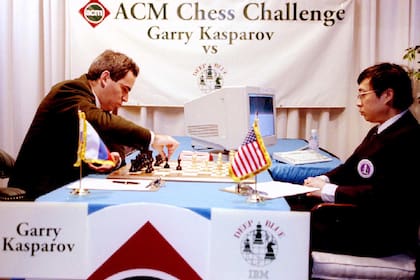 Garry Kasparov se enfrenta a Deep Blue en las legendarias partidas de ajedrez