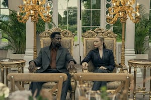 Gary Carr y Chloë Grace Moretz en La periferia, estreno de Amazon Prime Video