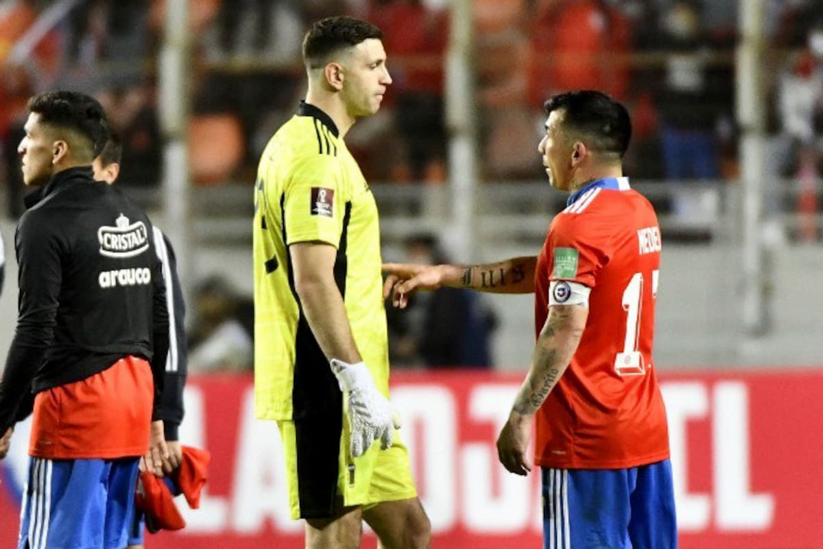 Gary Medel habla con "Dibu" Martinez luego del partido