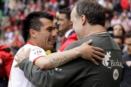 Gary Medel y Marcelo Bielsa, una historia de afectos y respetos en la selección de Chile, donde el DT utilizó en varias posiciones al ex jugador de Boca
