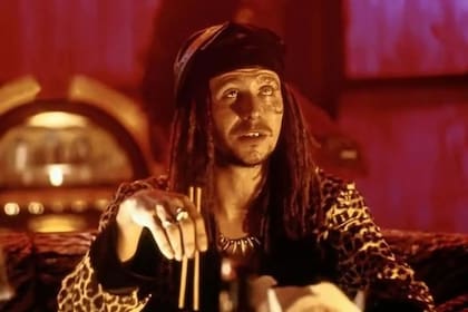 Gary Oldman como Drexl Spivey, un personaje con rastas y dientes de oro, llamó la atención de Jennifer Lopez