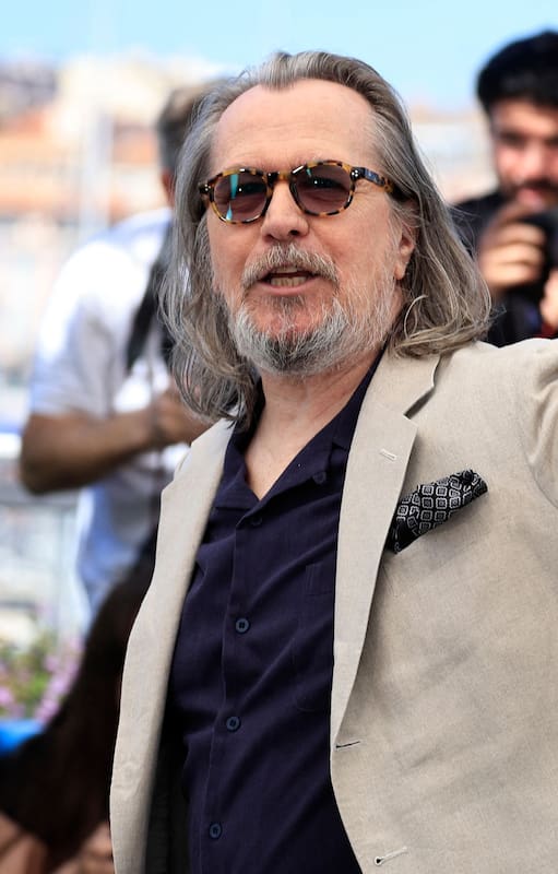 Gary Oldman este año en el festival de Cannes durante la presentación de su más reciente Parthenope, de Paolo Sorrentino