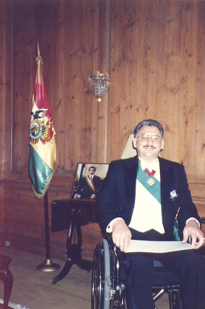 Gary Prado, con traje de gala, como embajador boliviano en México