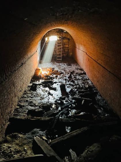 Gary y Beth Machens descubrieron un túnel de, al menos, 18 metros de largo debajo de su vivienda, en Alton, Illinois, en los Estados Unidos.