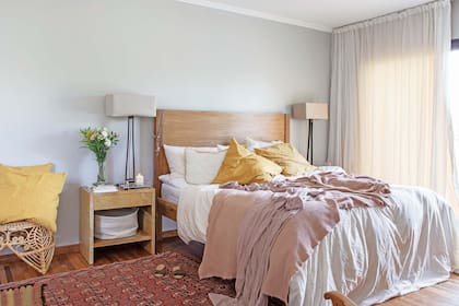 Como no necesita oscuridad absoluta para dormir y no es amante del blackout, Carolina diseñó estas cortinas dobles. Contra el vidrio, tussor súper pesado que atrapa el frío. Encima, organza de lino. Ambos, con mucho arrastre y resistentes al lavarropas.